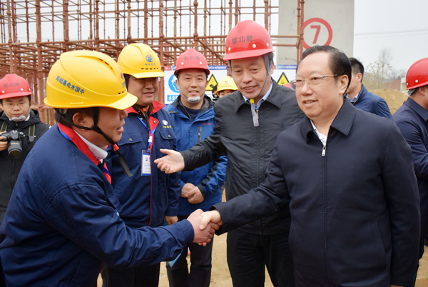 王晓东省长与施工方负责人亲切握手（图：张中先摄）_副本.jpg
