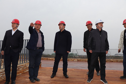 郭万红听取项目负责人汇报施工进展——李晔萌.jpg