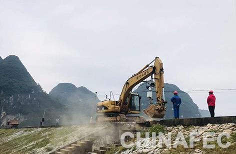 破土动工-覃家贵.jpg