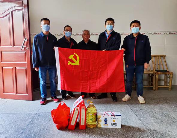 永平铜矿项目走访慰问当地老党员。谈静 摄1.jpg