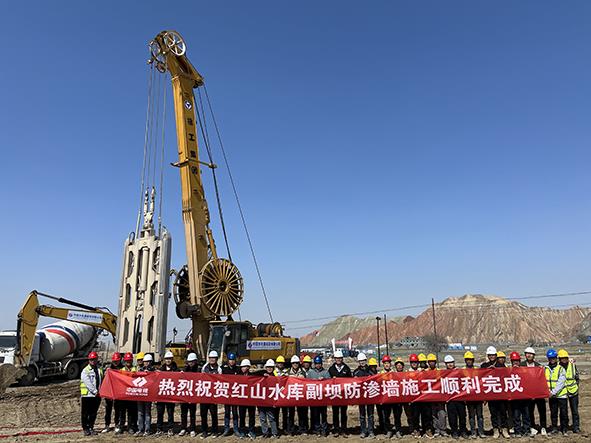 新疆金沟河红山水库工程副坝防渗墙工程提前9天完工 曾乐男 摄.jpg