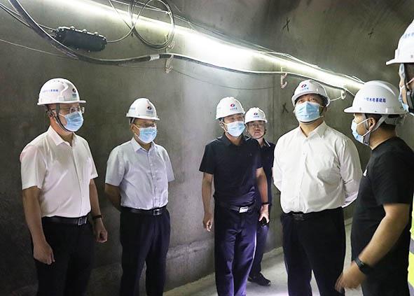 视察右岸5号灌浆洞。程辽辽 摄.jpg