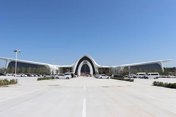 廊坊临空国际会展中心广场 单颖杰 摄.jpg