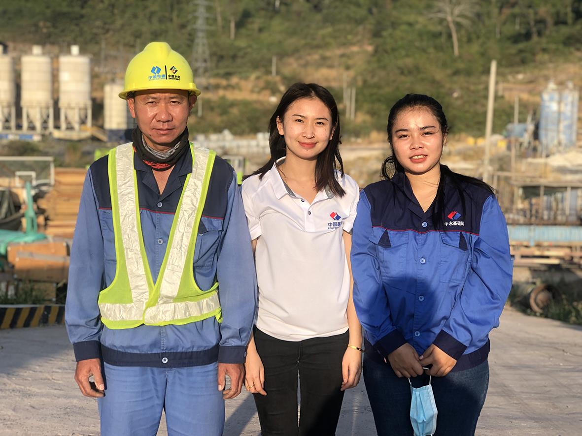 三位老籍员工在南屯1水电站施工现场合影——郭彦君 摄.jpg