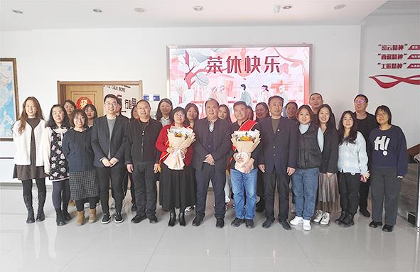 欢送退休职工（摄影：刘柏宏）.jpg