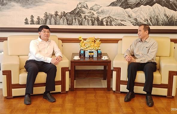 公司党委书记、董事长杨铭钦拜访了我国驻哥打基纳巴卢总领馆，与代总领事欧阳惠峰进行会谈.jpg