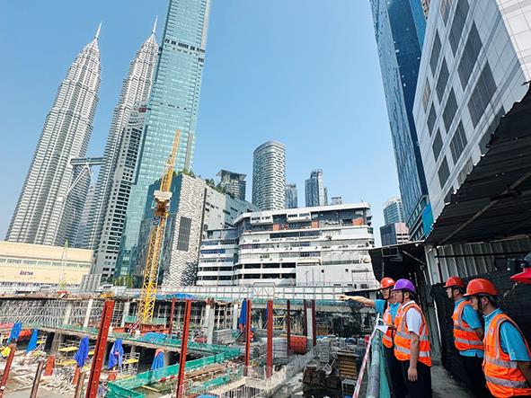 公司领导深入马来西亚klcc城市塔项目现场调研 (1).jpg